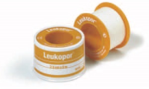 CEROTTO ADESIVO IPOALLERGENICO LEUKOPOR. SUPPORTO: TESSUTO NON TESSUTO BIANCO DI POLIESTERE E VISCOSA ADESIVO POLIACRILICO SENZA RESINE E GOMME NATURALI. 5X5CM MUTABILE - fitfarma.it