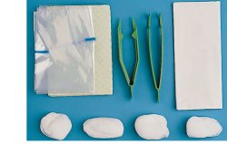 SET PER MEDICAZIONE MEDIUM CONTENENTE PINZA AD ANELLI, PINZA ANATOMICA, 4 TAMPONI, SACCHETTO DI CARTA PER RESIDUI, TELO IMPERMEABILE/ASSORBENTE, 2 GUANTI IN LATTICE - fitfarma.it